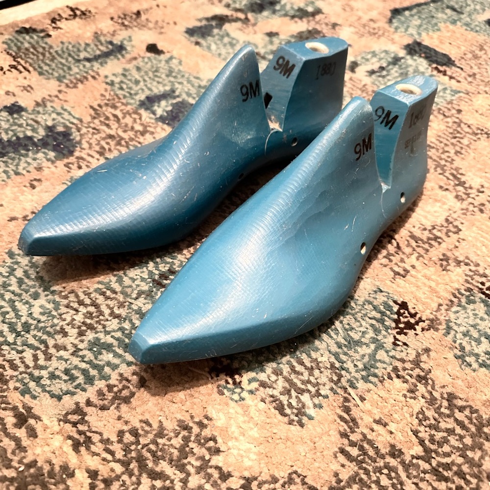 Vintage women’s size 9 cobbler’s shoe form.